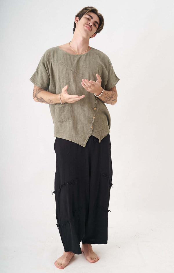 Erkek model, minimalist tasarıma sahip, %100 organik kumaşlı Forest Limited Top ile rahat bir stil sergiliyor.