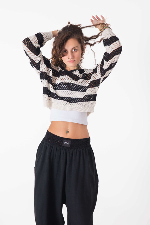 Siyah-Beyaz Kapüşonlu Crop Kazak - snugbrandwear